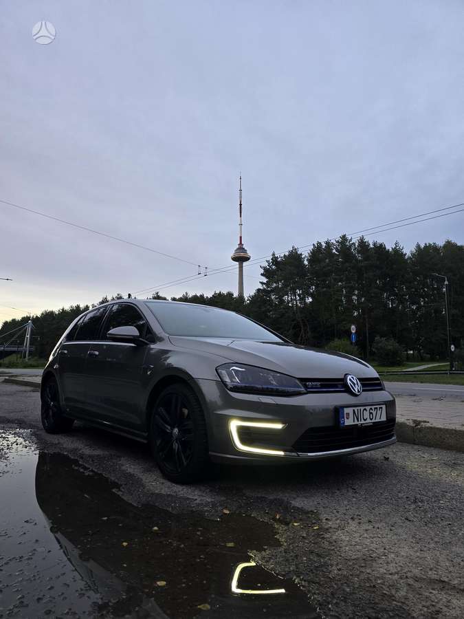 Volkswagen Golf - 1