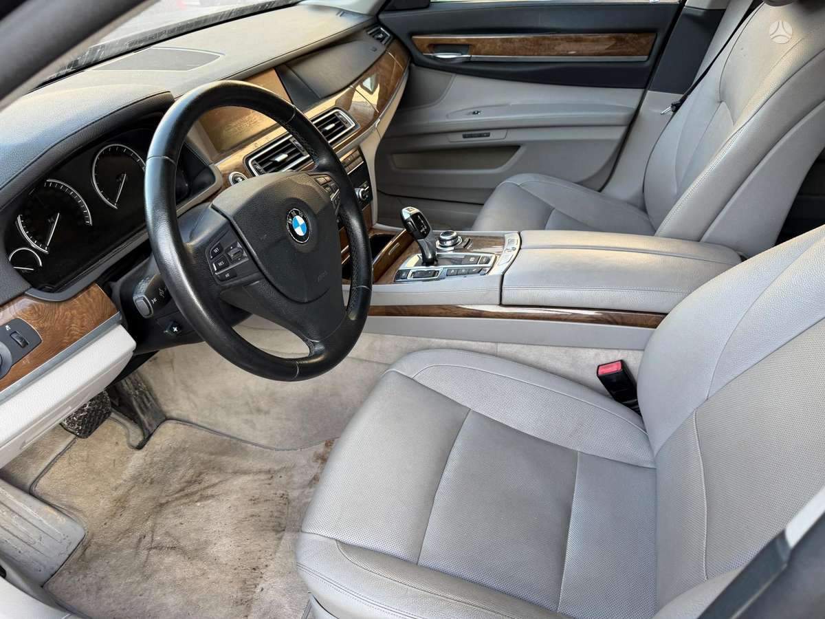 BMW 750, 4.4 l., Седан