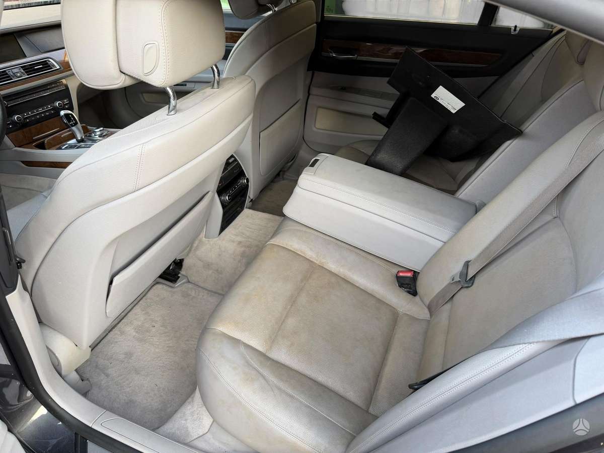 BMW 750, 4.4 l., Седан
