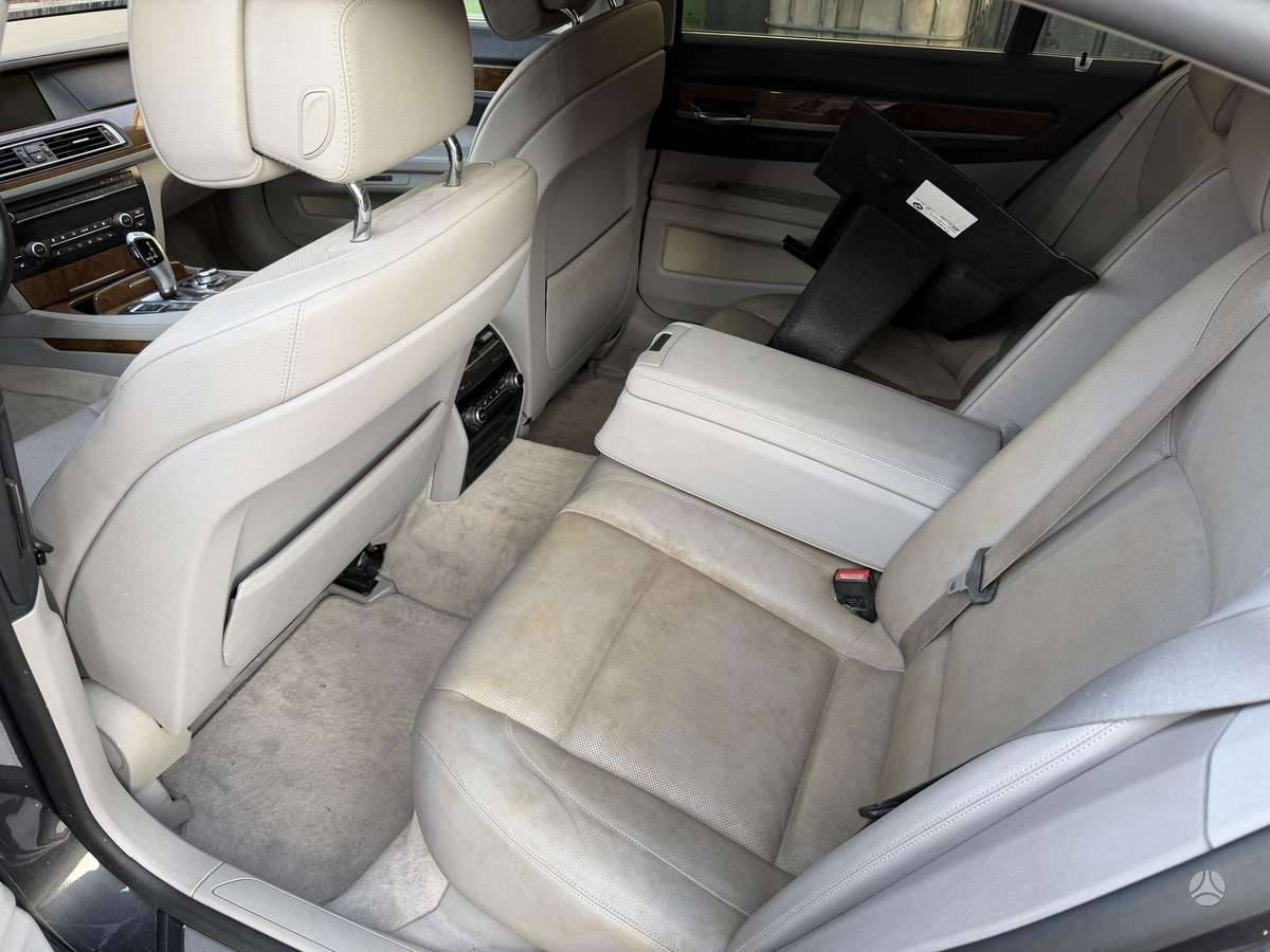 BMW 750, 4.4 l., Седан