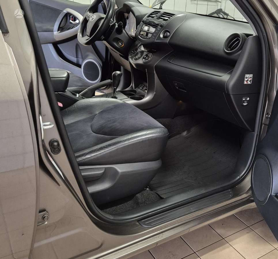 Toyota RAV4, off-road / crossover