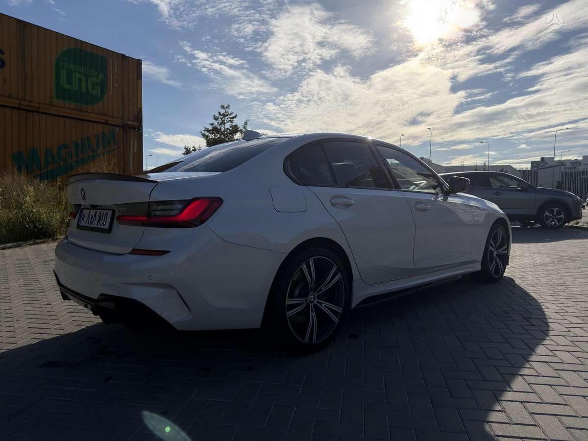 BMW 330, 2.0 l., Седан