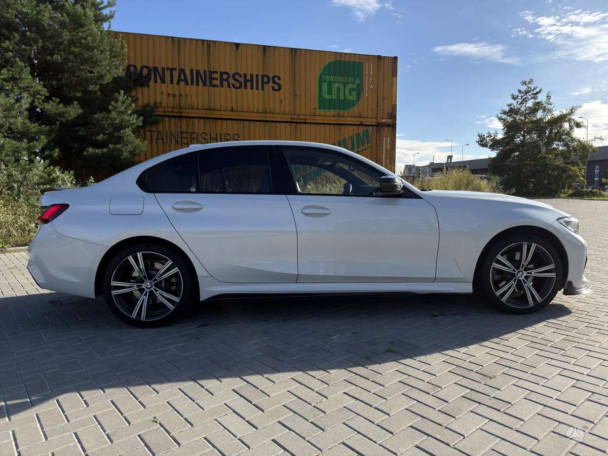 BMW 330, 2.0 l., Седан