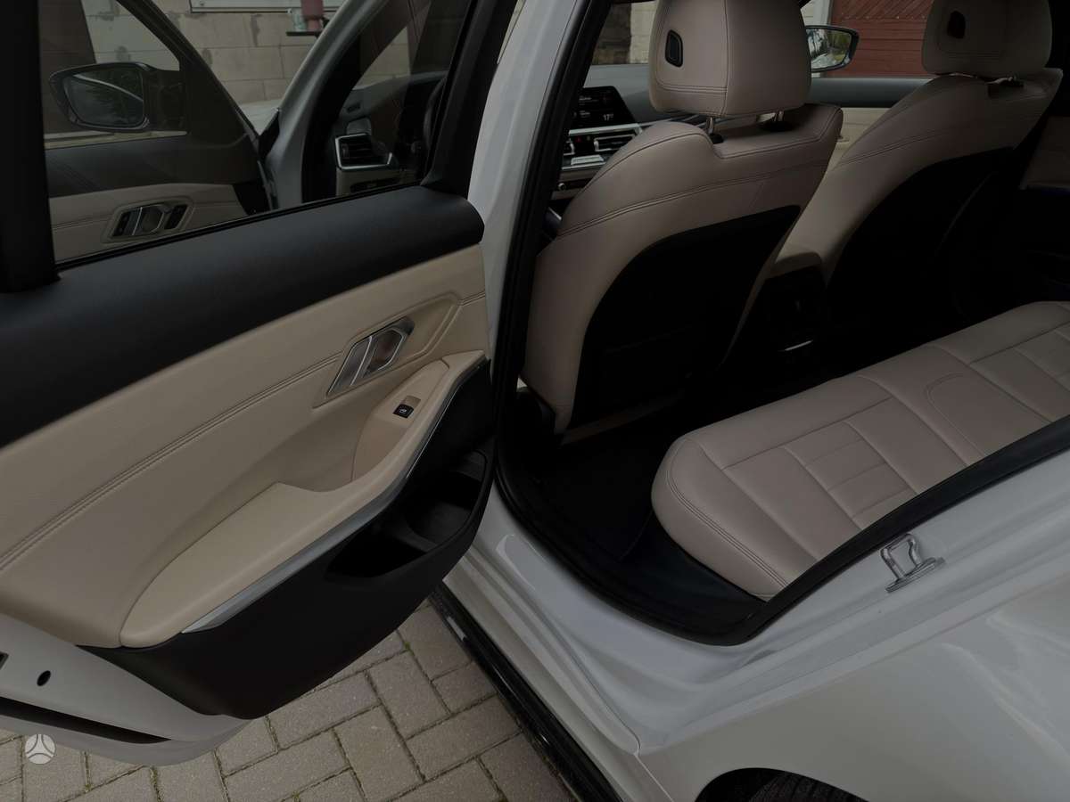BMW 330, 2.0 l., Седан