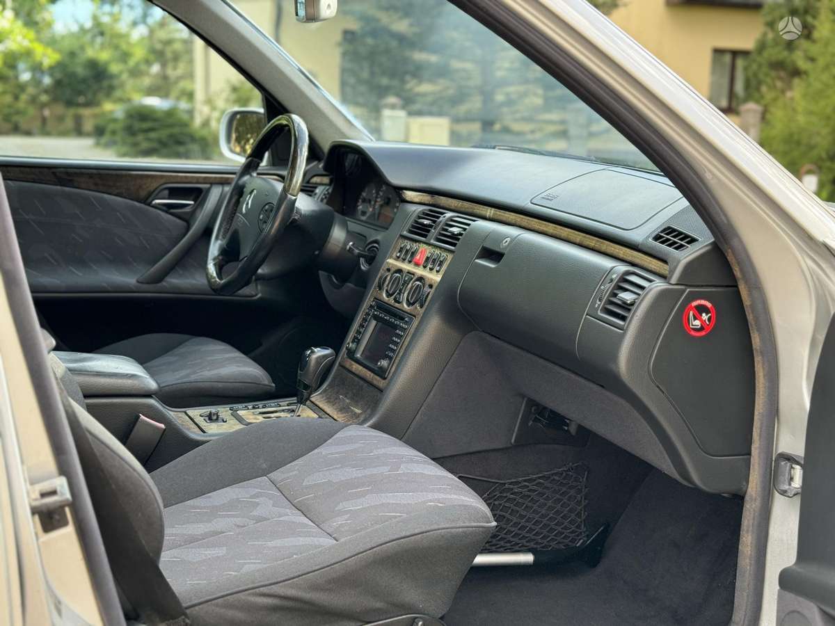 Mercedes-Benz E270, 2.7 l., Седан