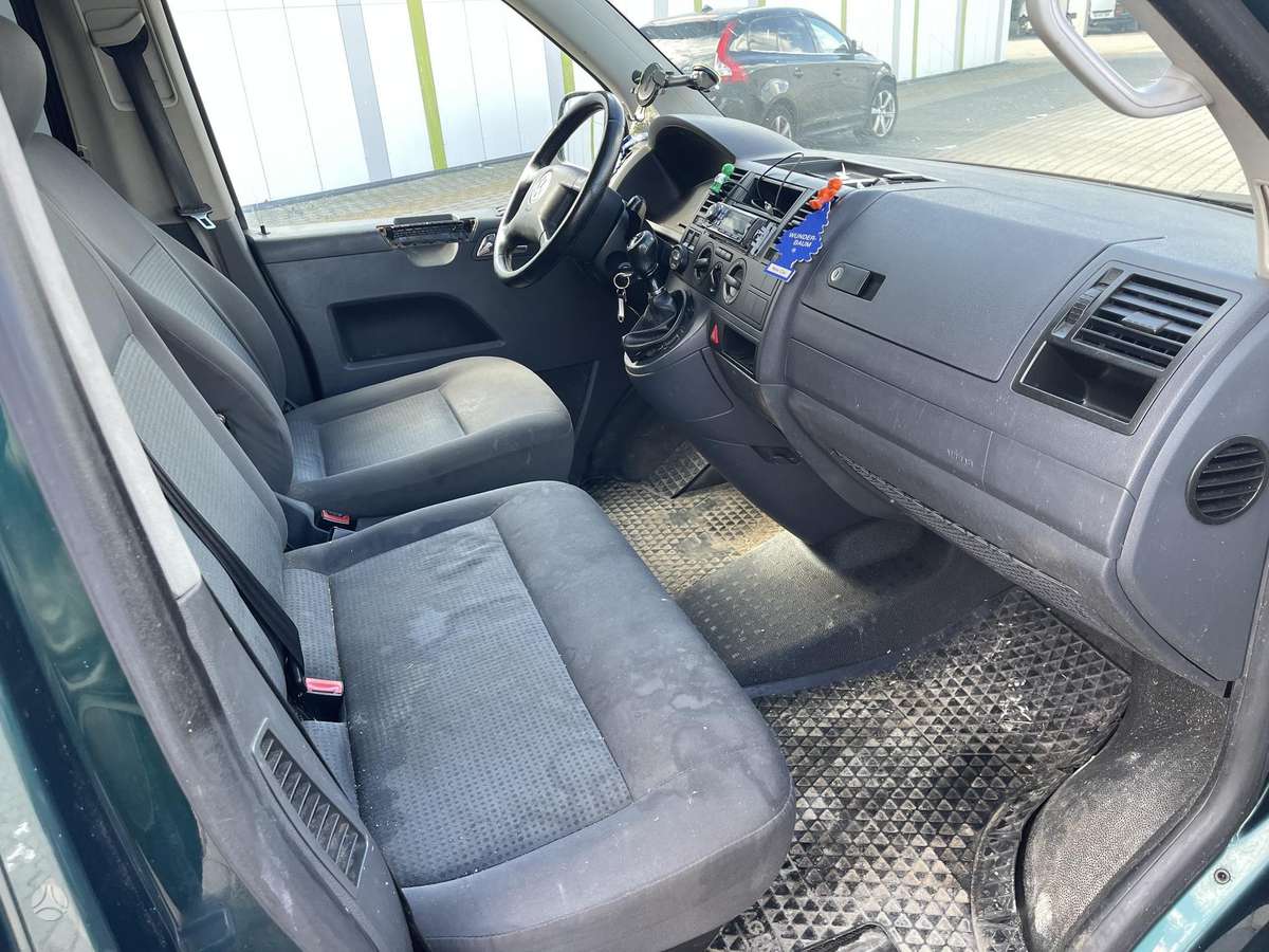 Volkswagen Caravelle - 11