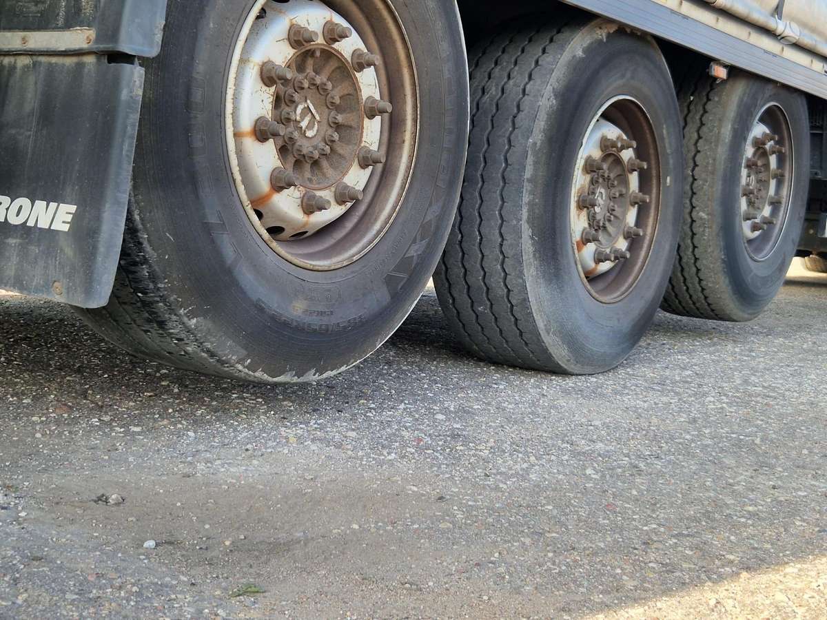Krone Dvi pakeliamos ašys!, užuolaidinės / tentinės