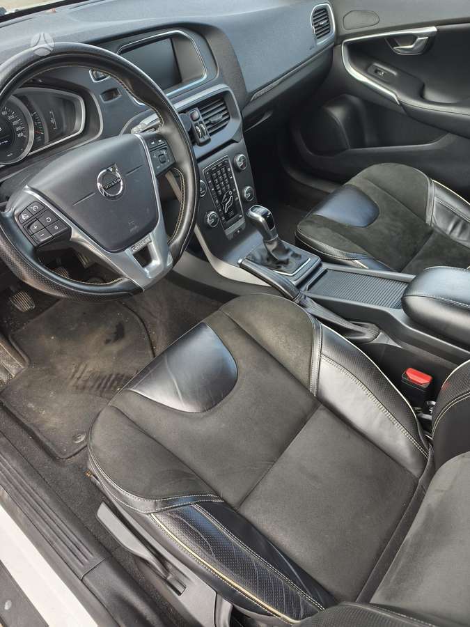 Volvo V40 Cross Country - 11