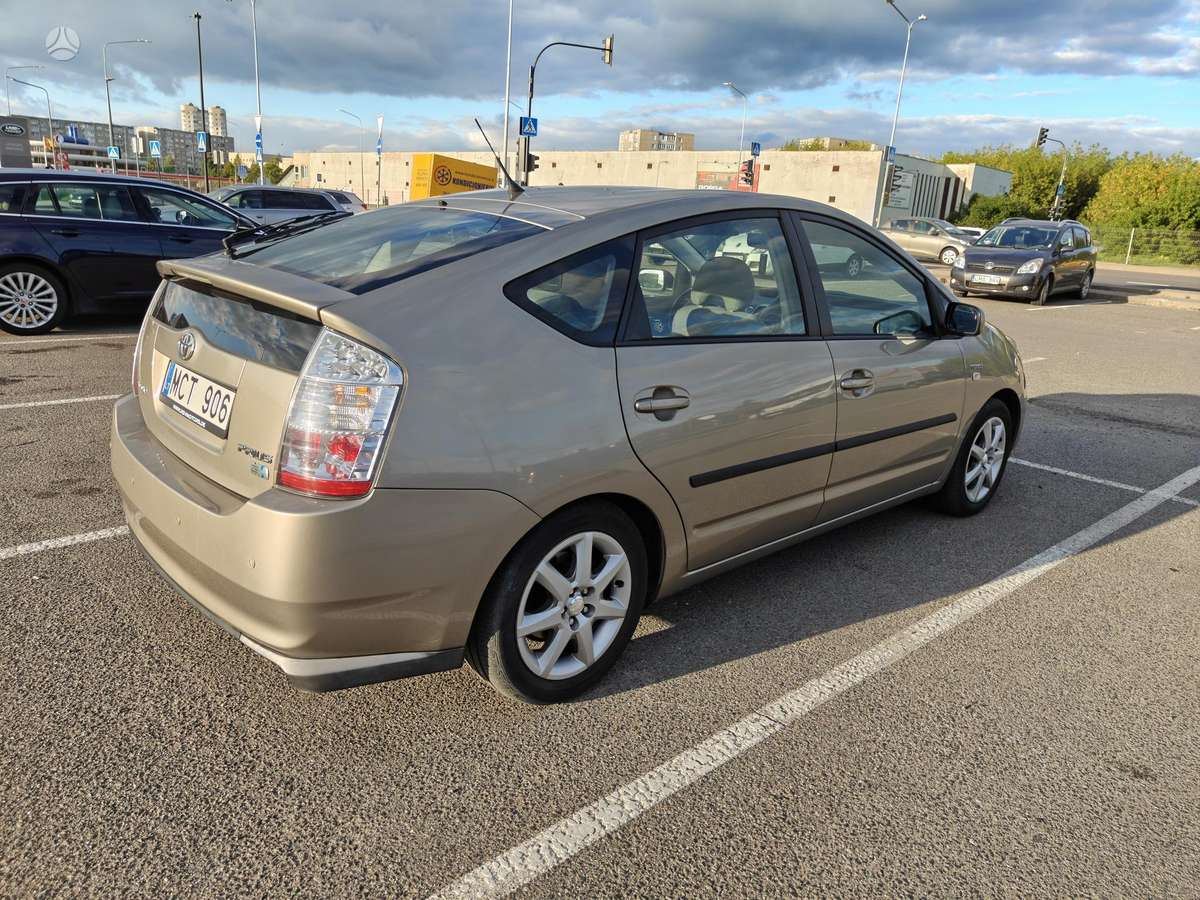 Toyota Prius - 4