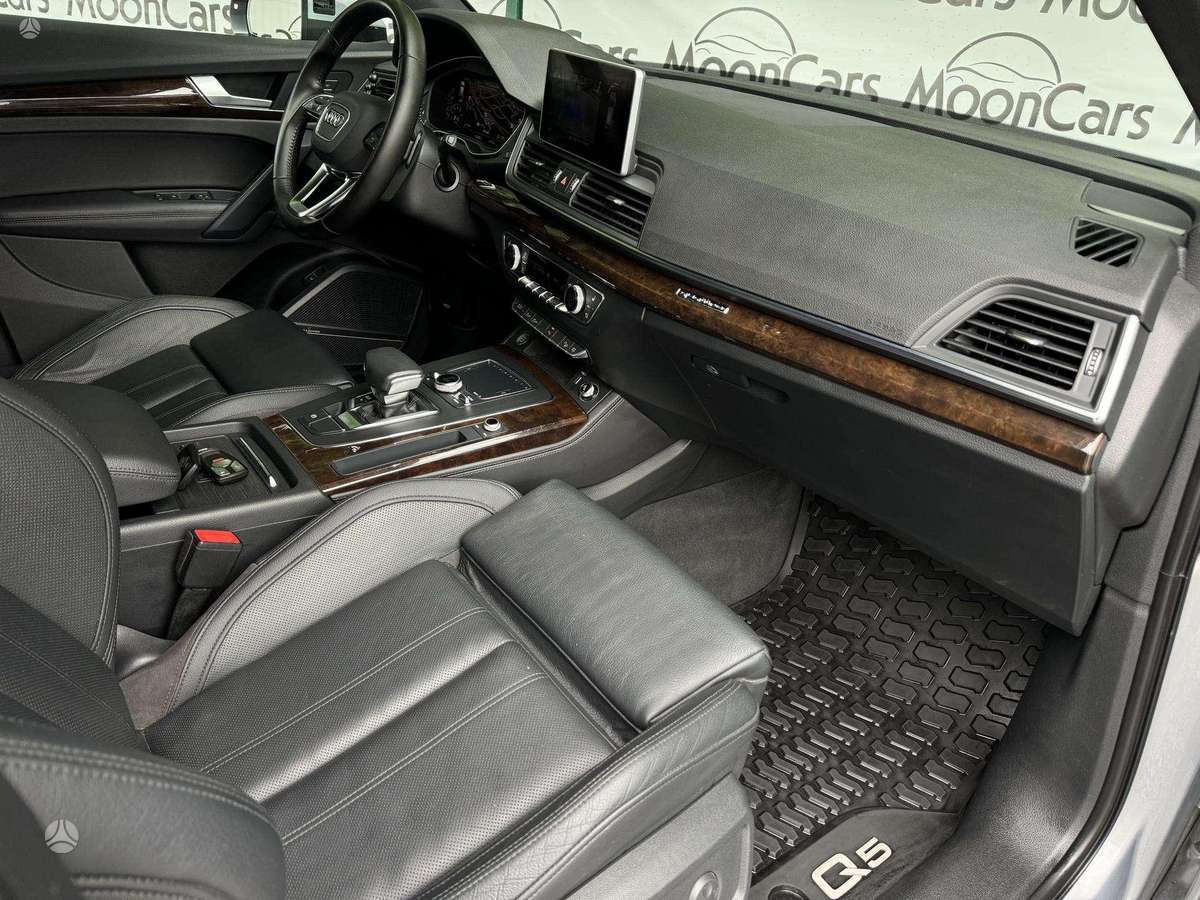 Audi Q5, 2.0 l., off-road / crossover