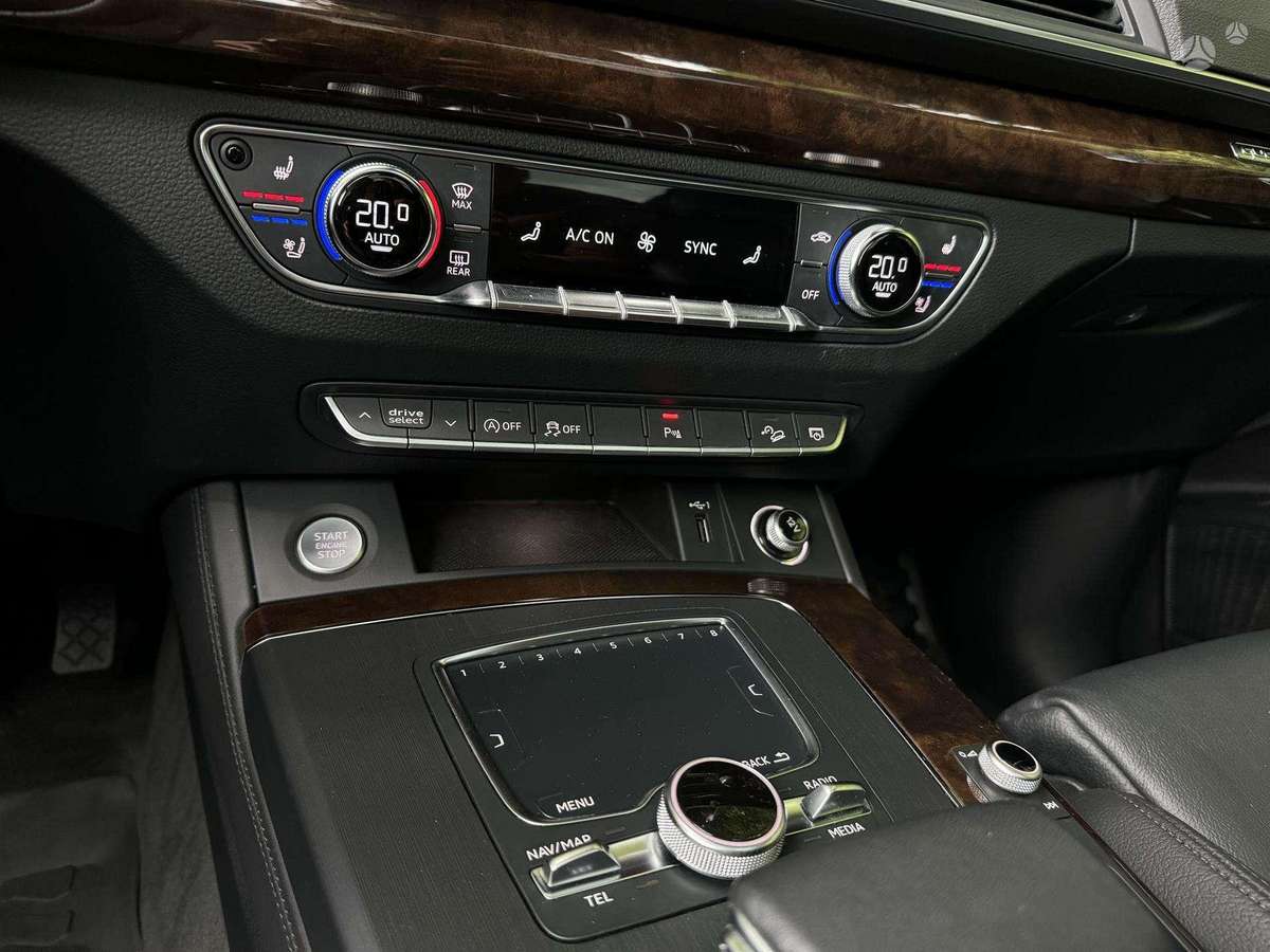 Audi Q5, 2.0 l., off-road / crossover