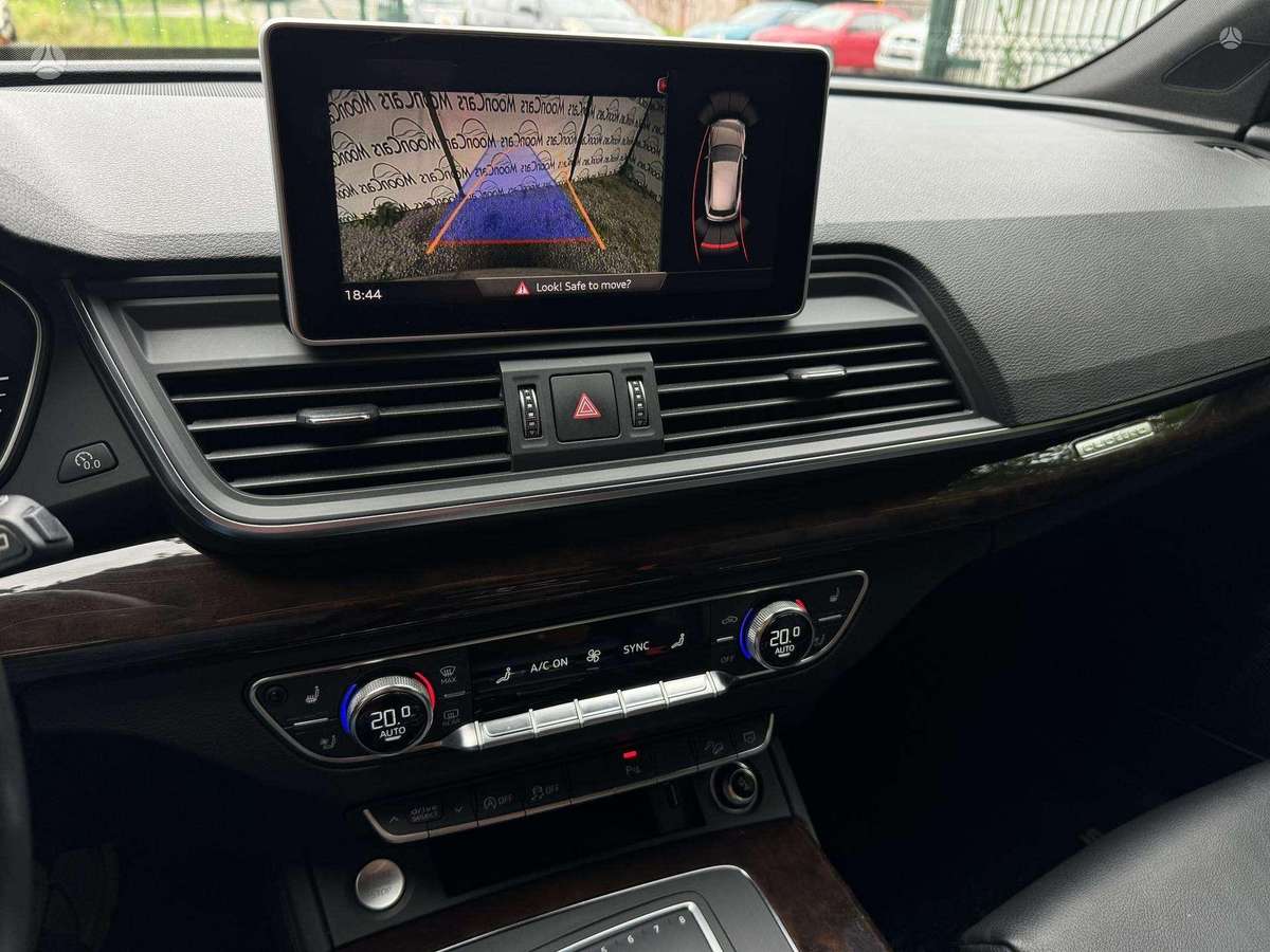 Audi Q5, 2.0 l., off-road / crossover