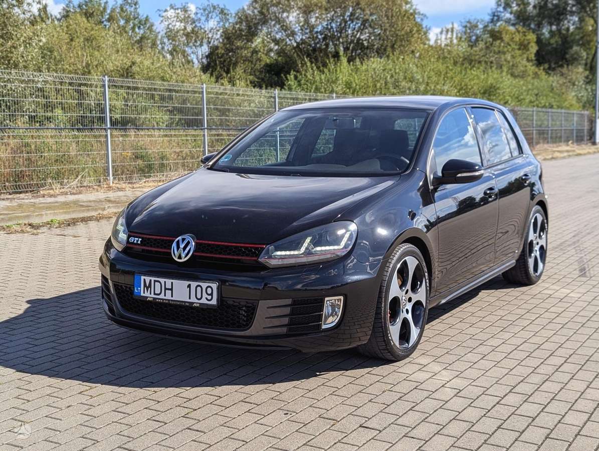 Volkswagen Golf - 1