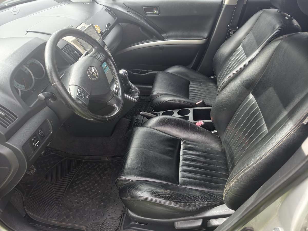 Toyota Corolla Verso, 2.2 l., Минивэн