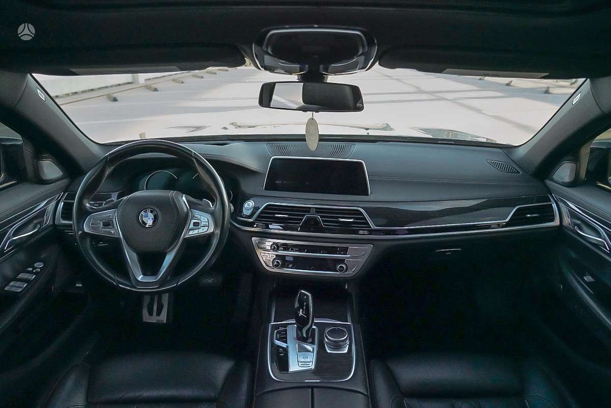 BMW 750, 4.4 l., Седан