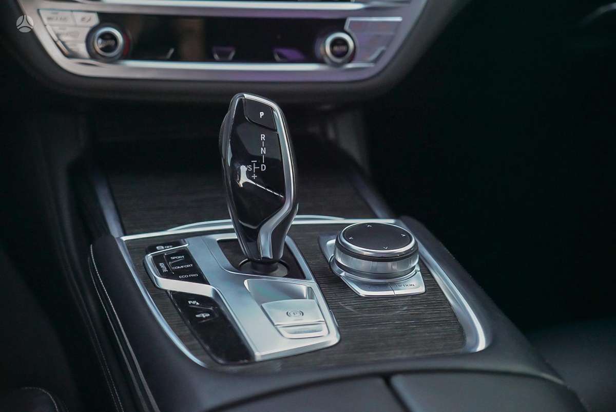 BMW 750, 4.4 l., Седан