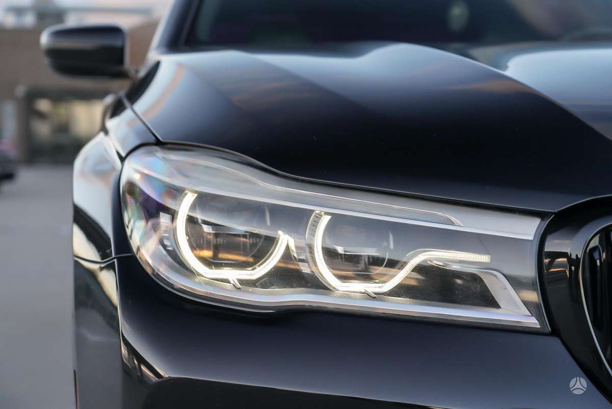 BMW 750, 4.4 l., Седан