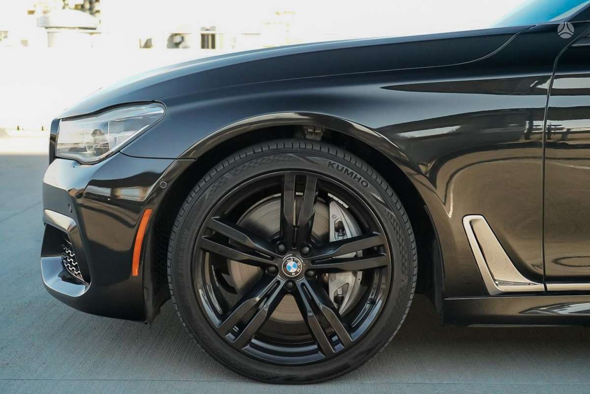 BMW 750, 4.4 l., Седан