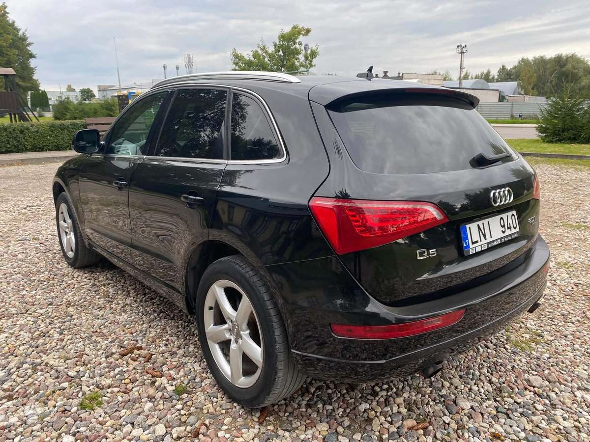 Audi Q5, 2.0 l., off-road / crossover