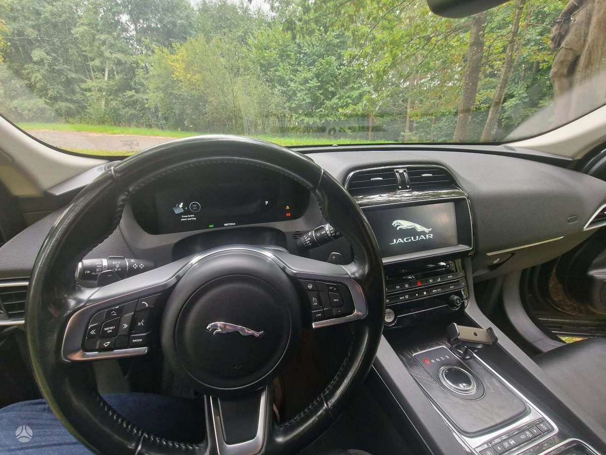 Jaguar F-Pace - 7