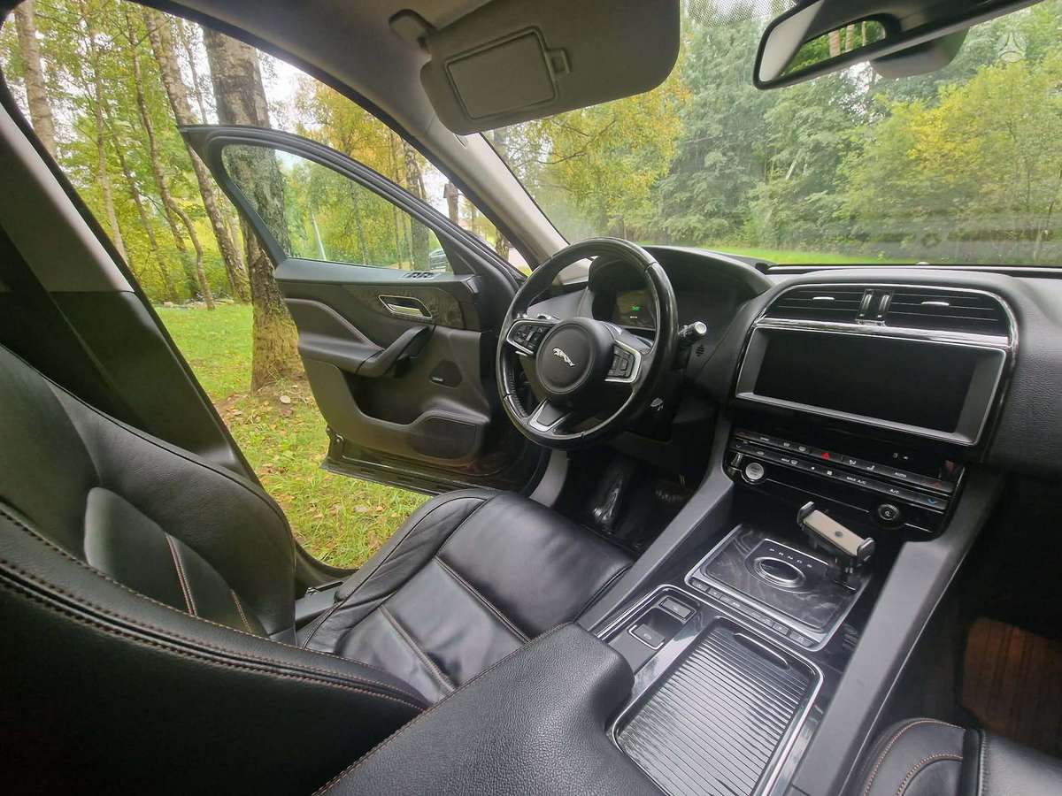 Jaguar F-Pace - 11