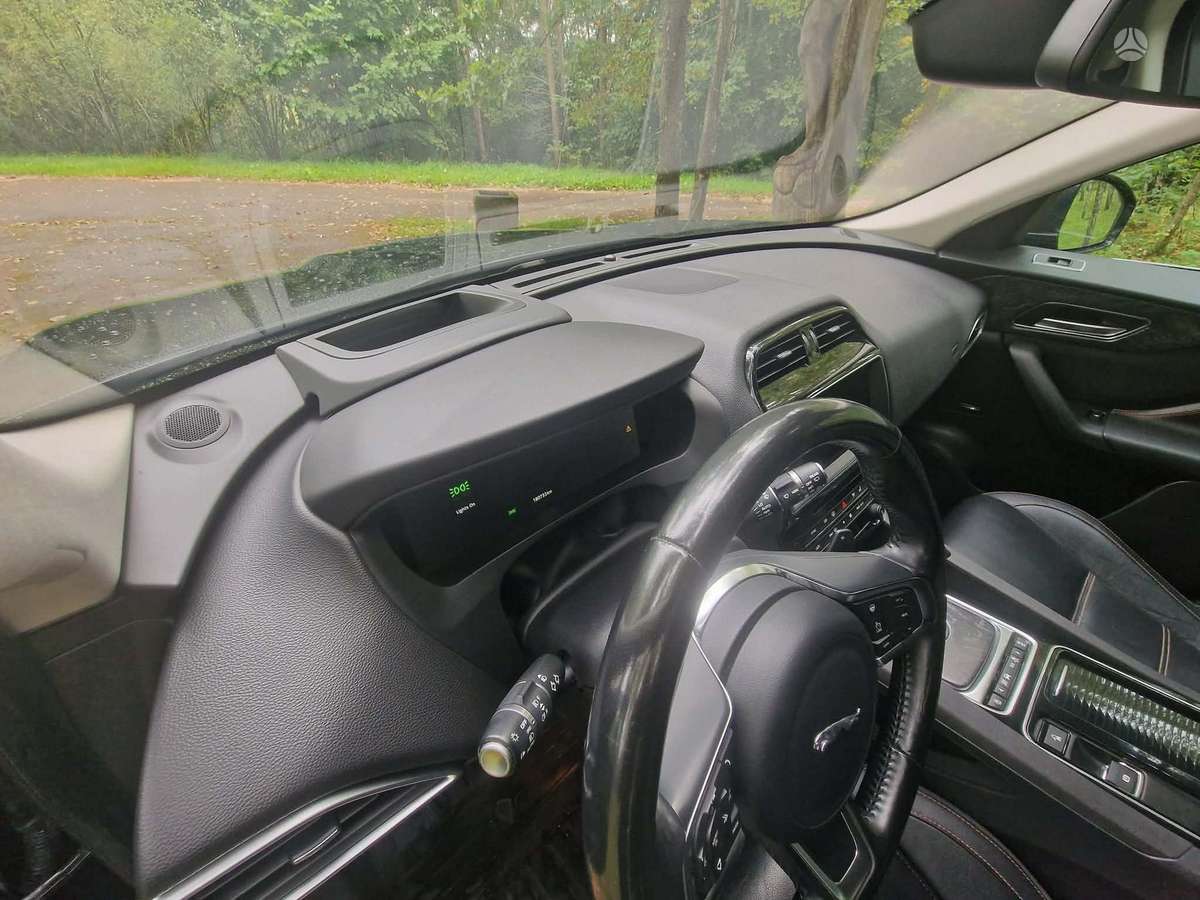 Jaguar F-Pace - 8