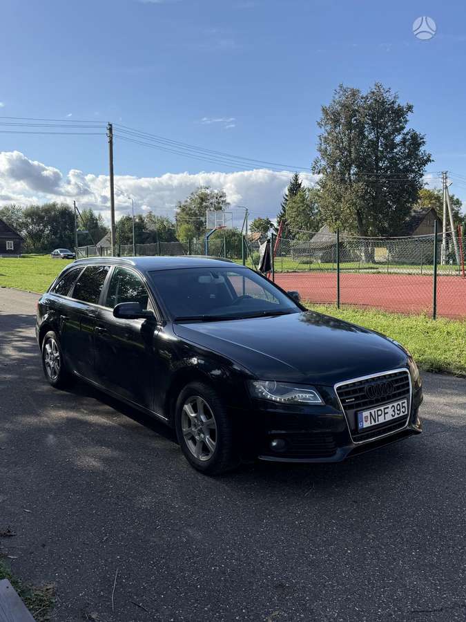 Audi A4, universalas