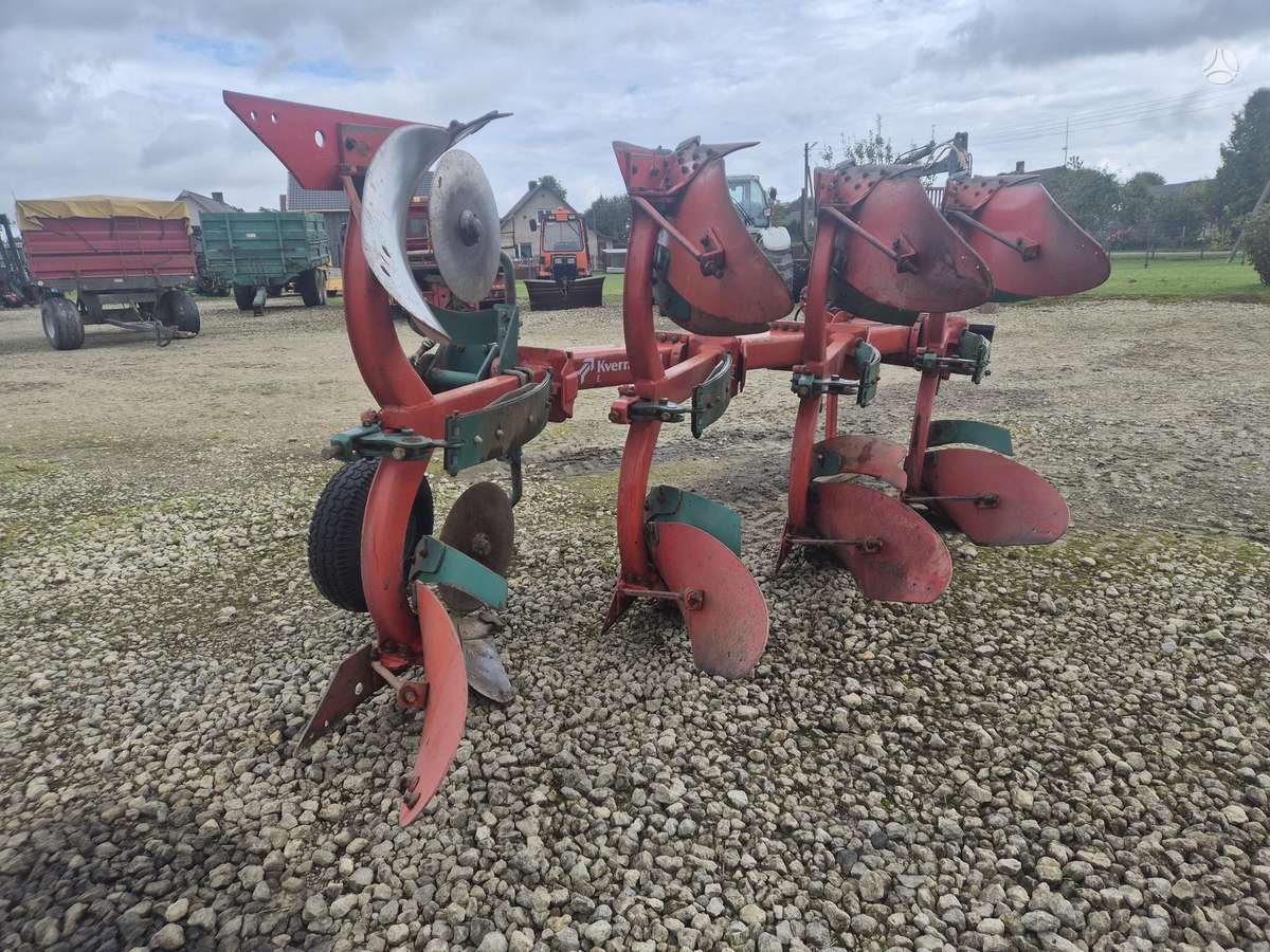 Kverneland 4X4 E-160, ploughs