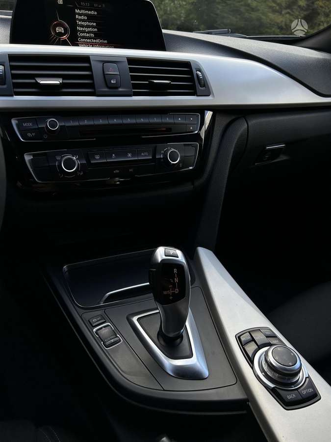 BMW 320, universalas