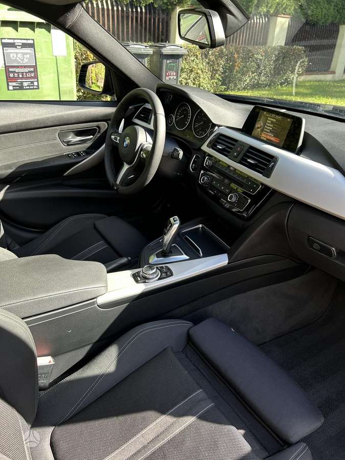 BMW 320, universalas