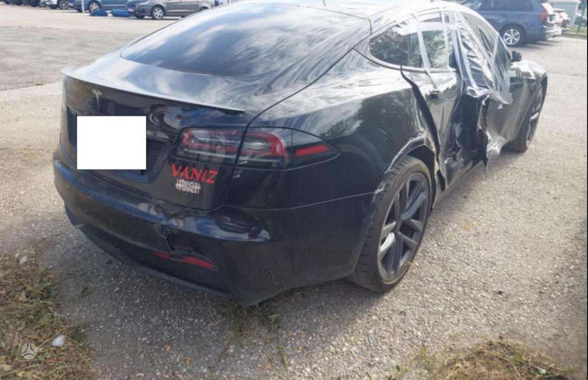 Tesla Model S - 4
