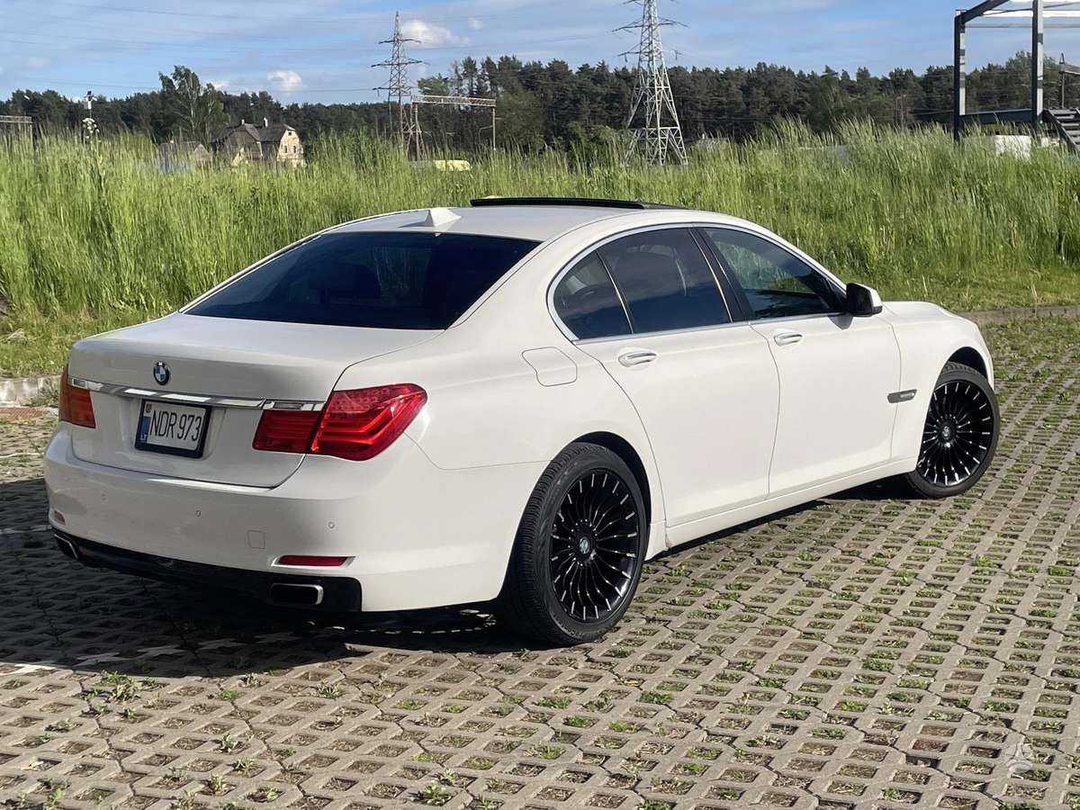 BMW 740, Седан