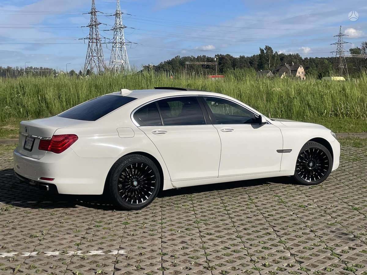 BMW 740, Седан