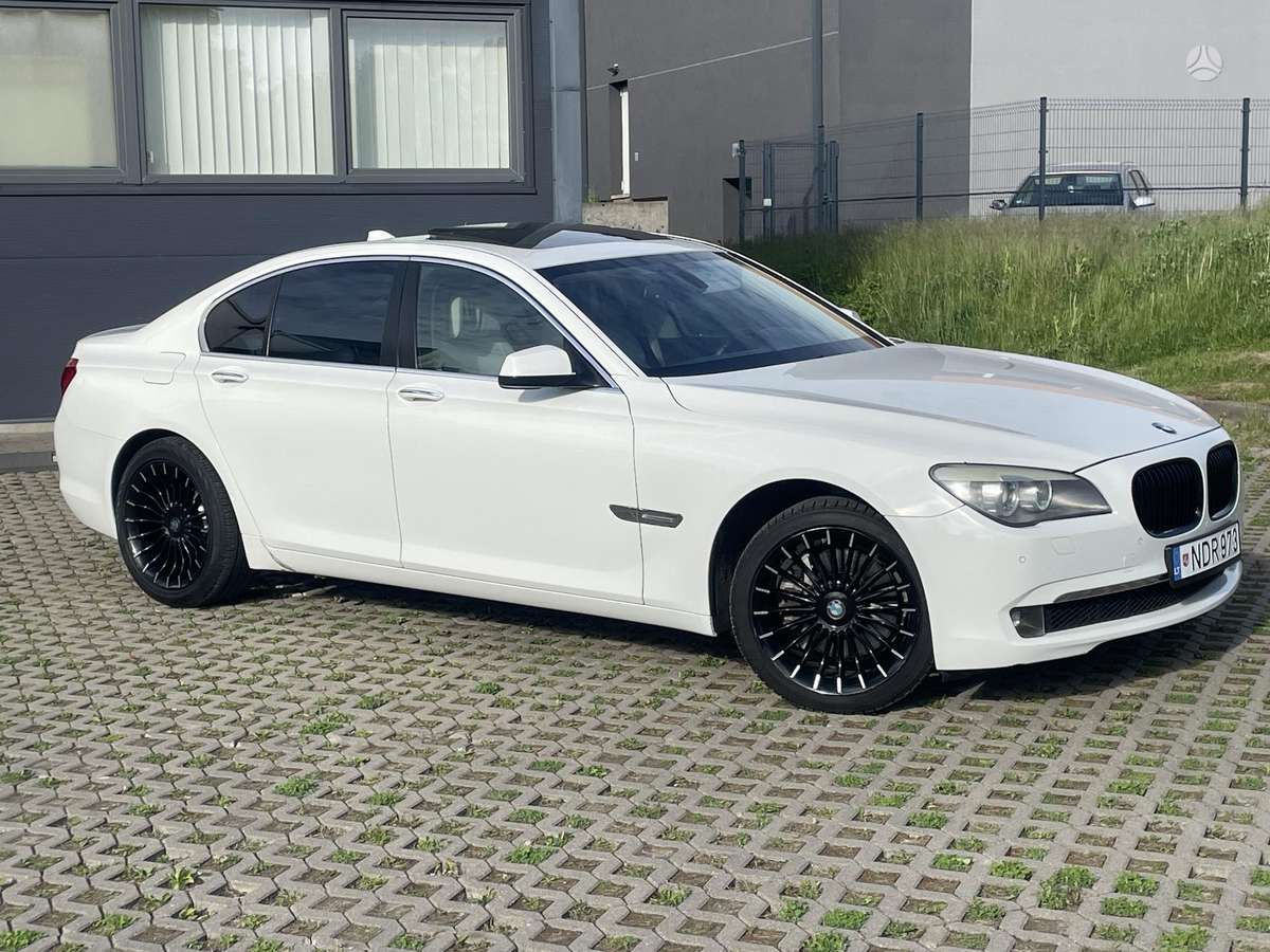 BMW 740, saloon / sedan