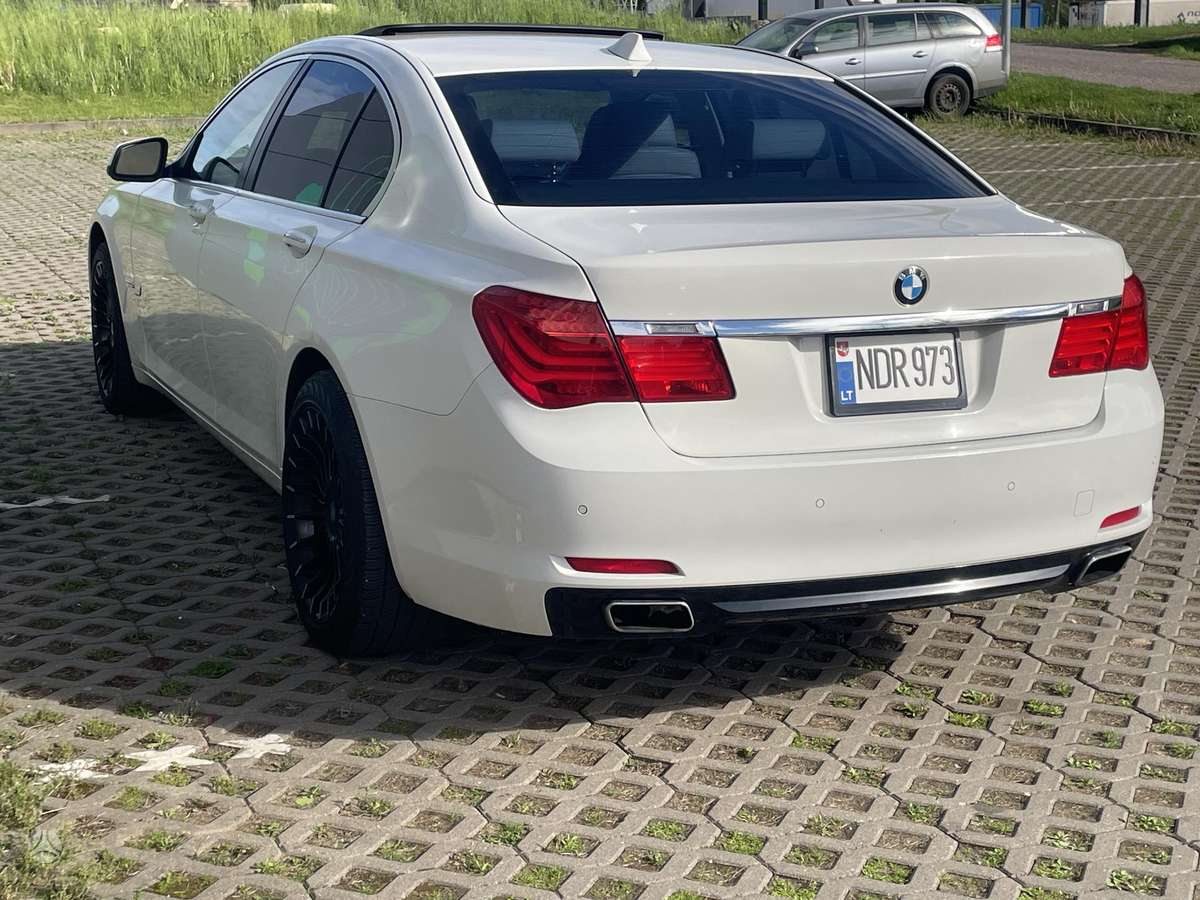 BMW 740, saloon / sedan