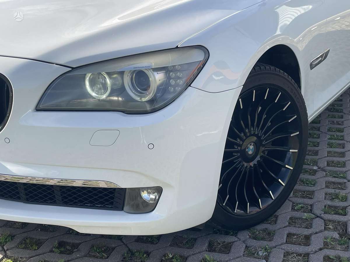 BMW 740, saloon / sedan