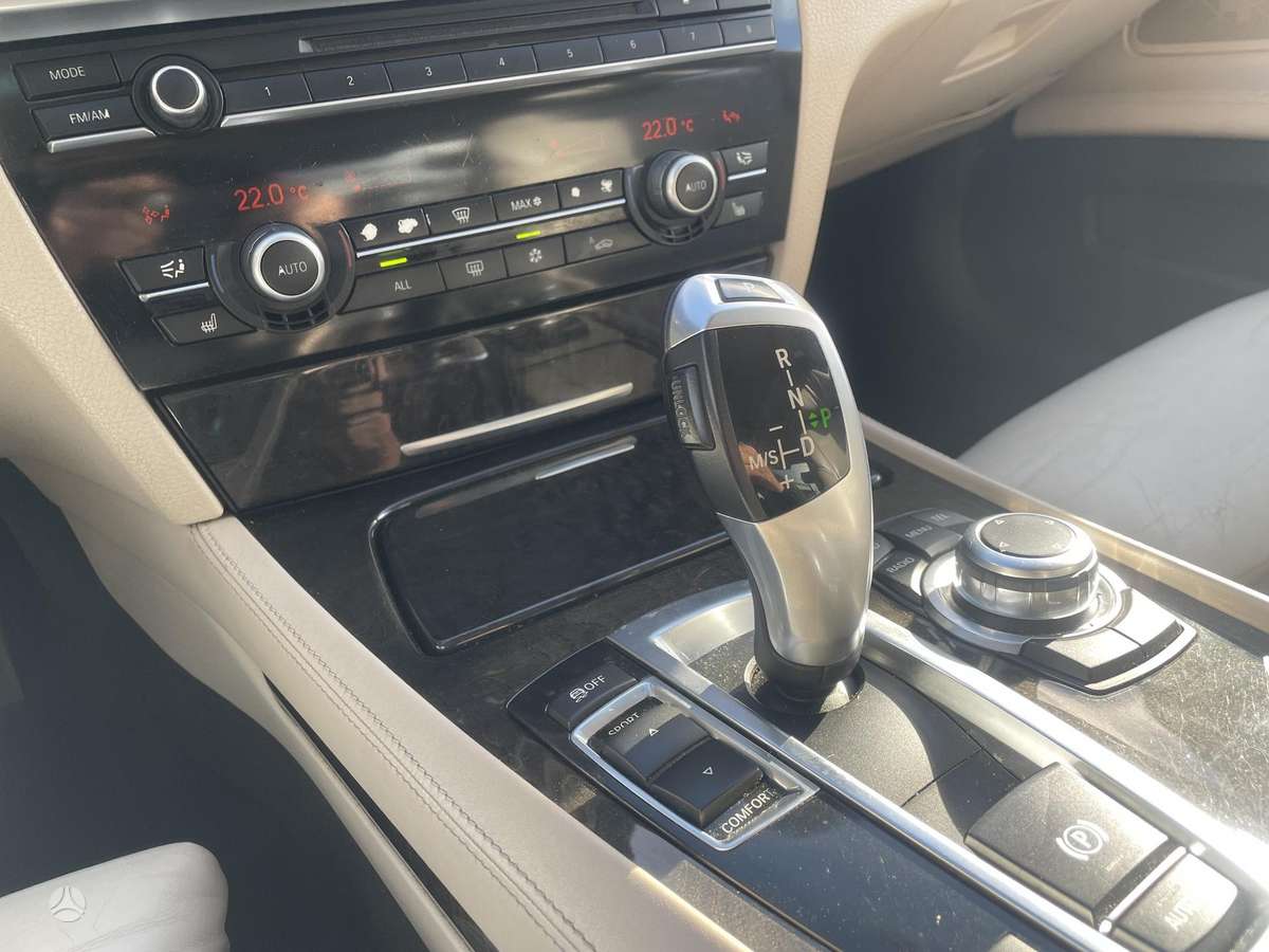 BMW 740, saloon / sedan