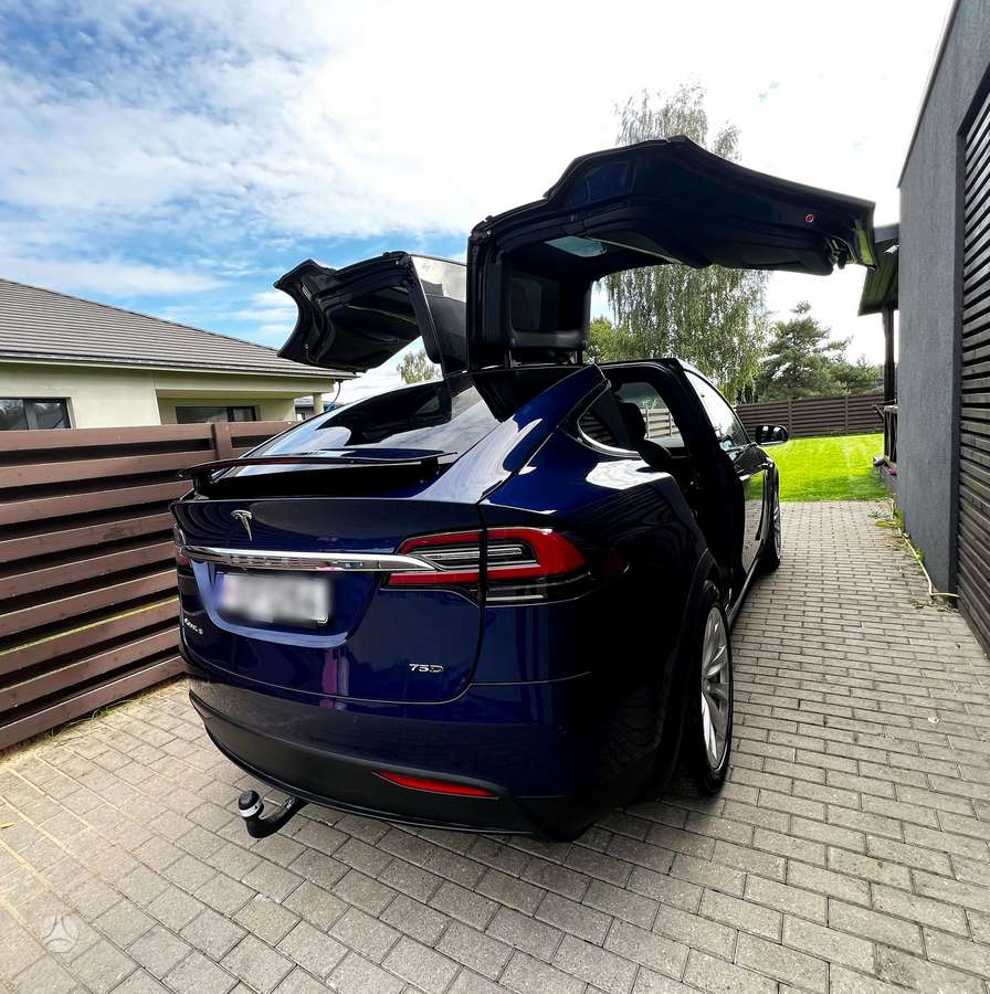 Tesla Model X - 4