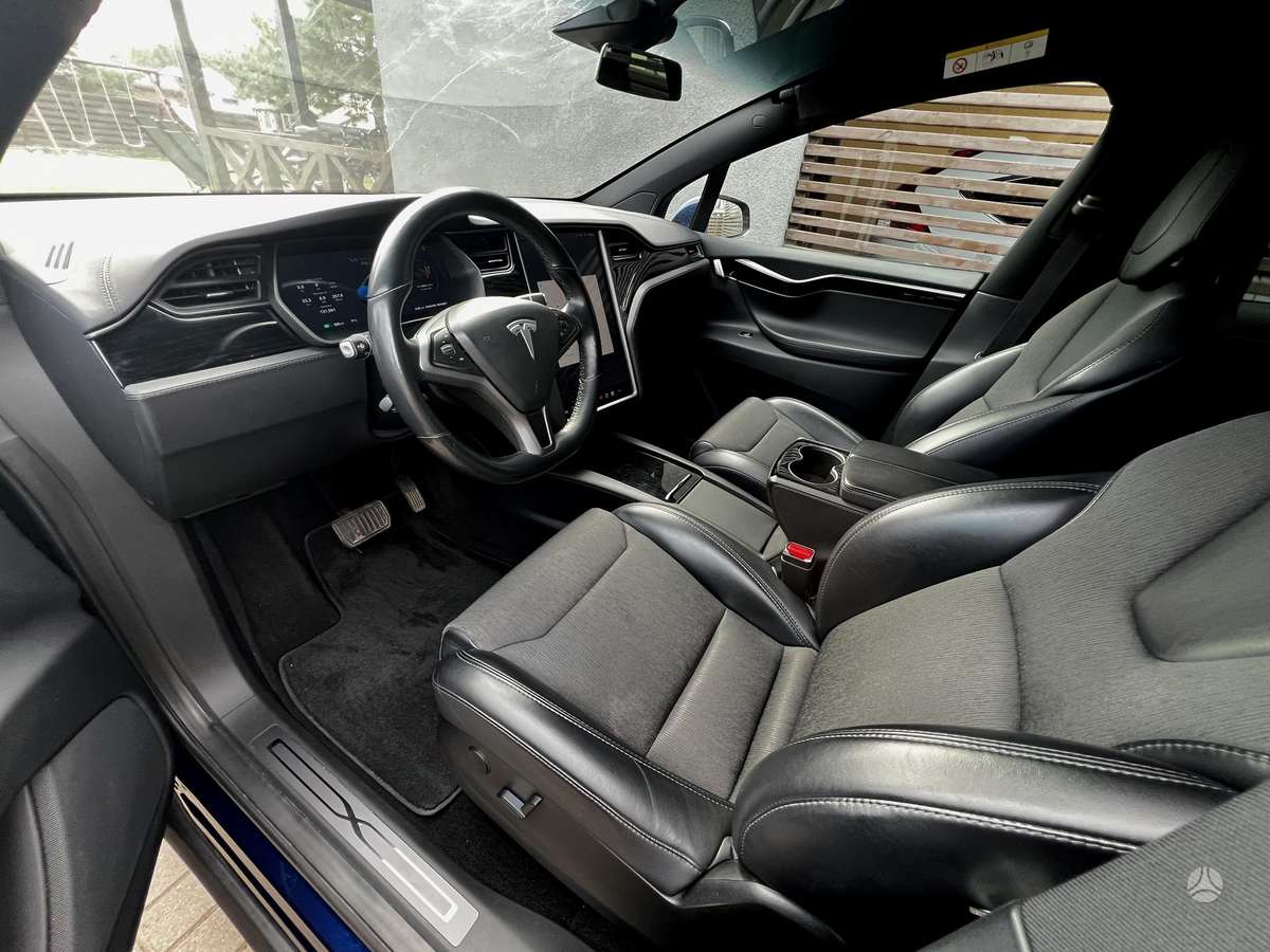 Tesla Model X - 7