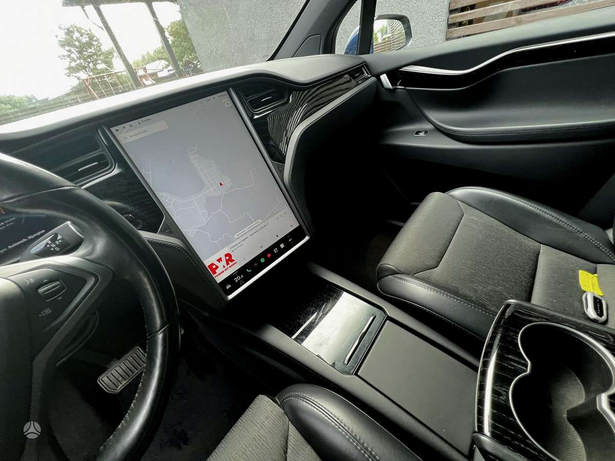 Tesla Model X - 8