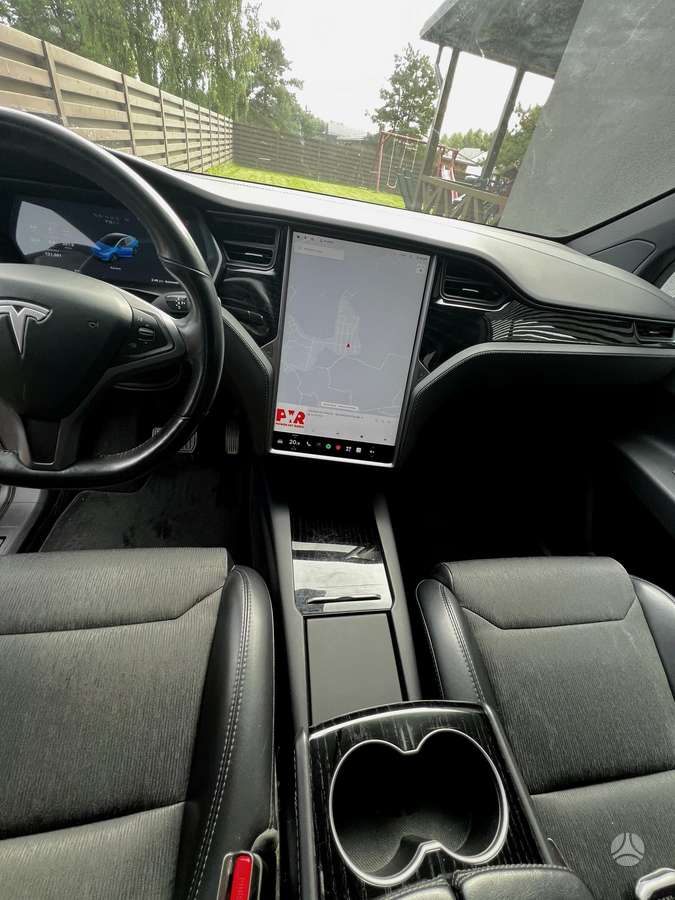Tesla Model X - 9