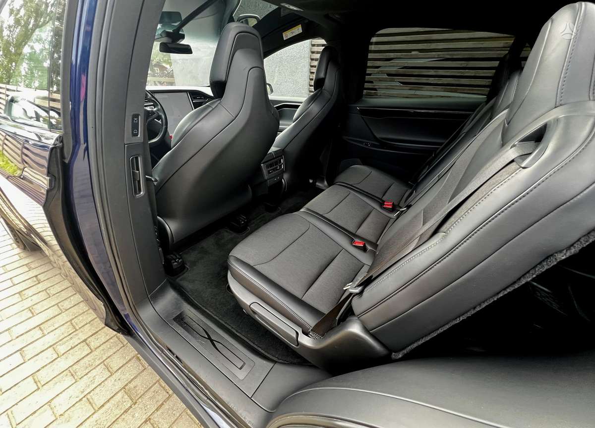 Tesla Model X - 10