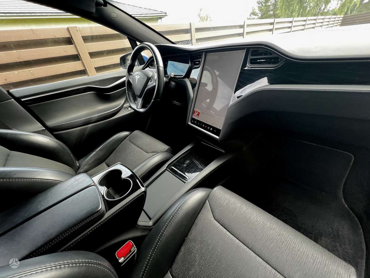 Tesla Model X - 11