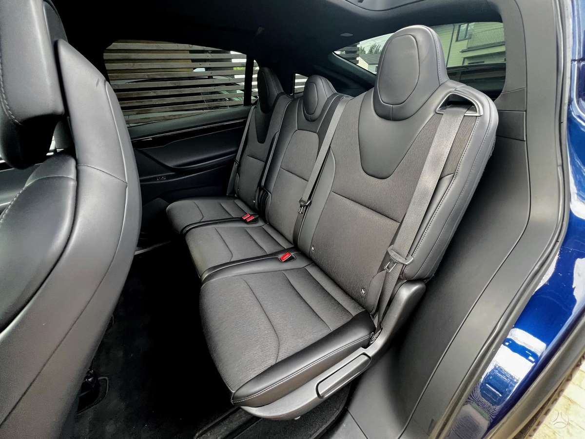 Tesla Model X - 12