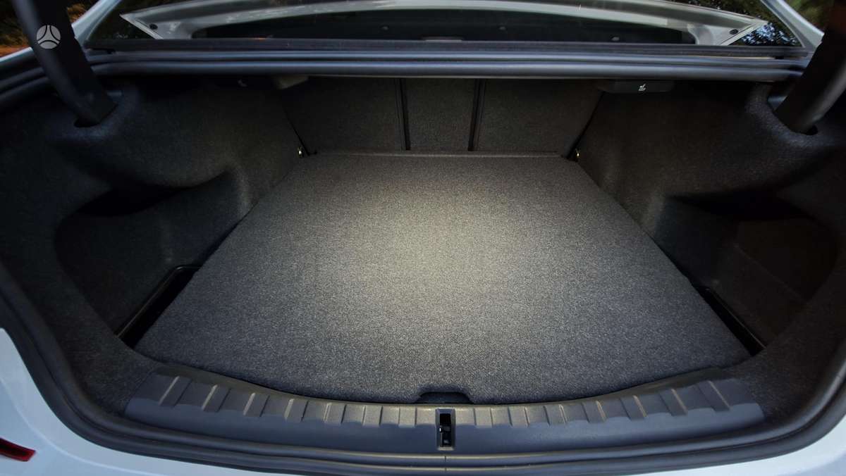 BMW 330, 2.0 l., Седан