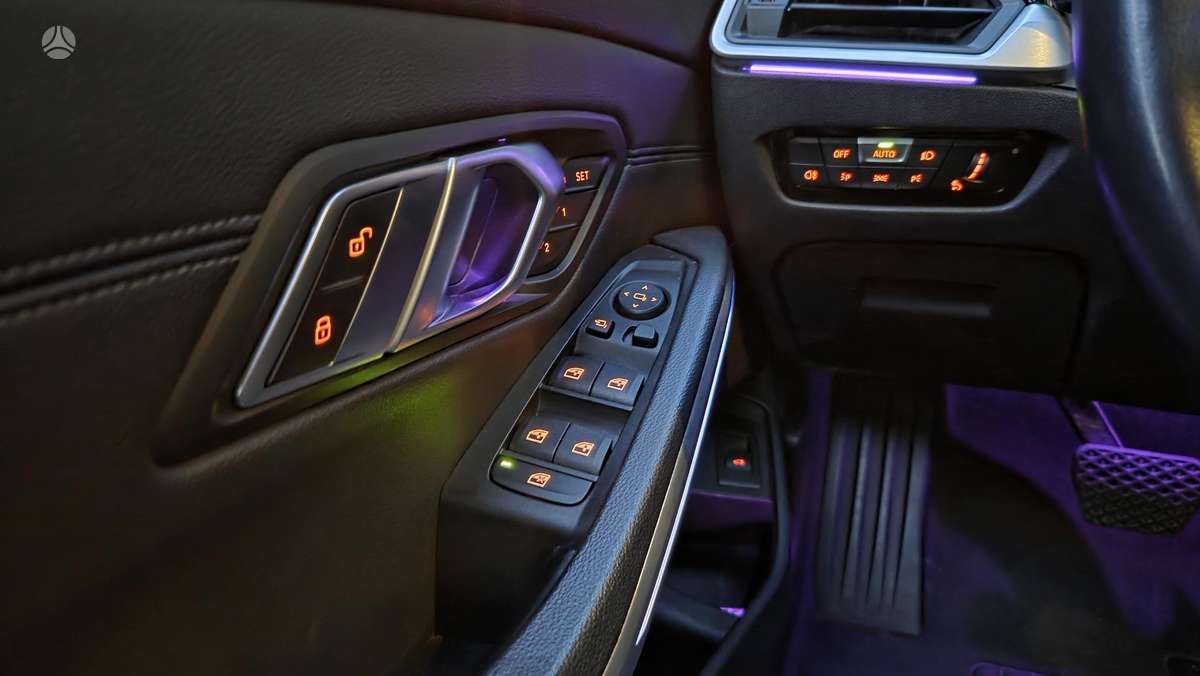BMW 330, 2.0 l., Седан