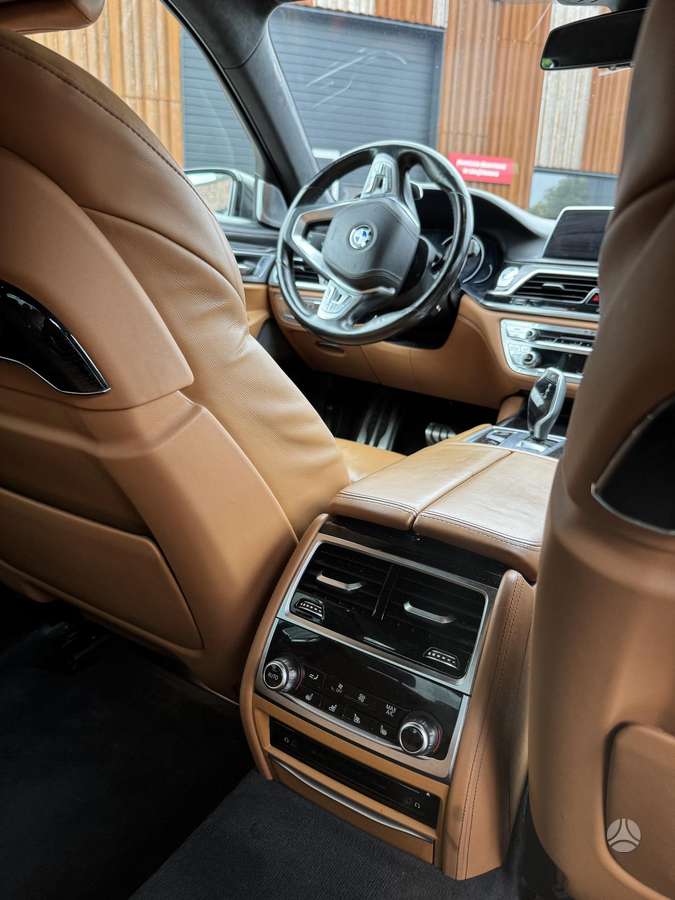 BMW 750, 4.4 l., Седан