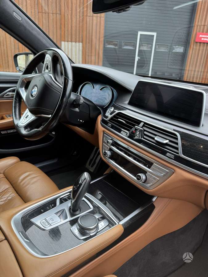 BMW 750, 4.4 l., Седан