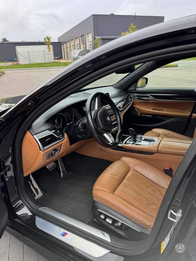 BMW 750, 4.4 l., Седан