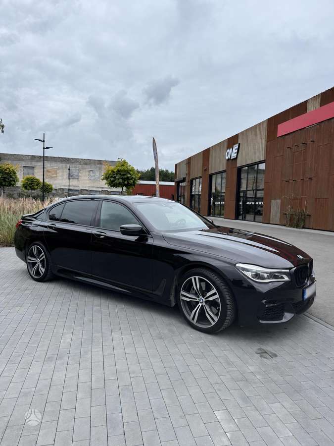 BMW 750, 4.4 l., Седан